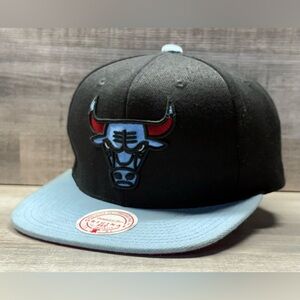 EUC Chicago Bulls NBA Mitchell & Ness RELOAD Snapback HWC Hat Cap Black/Sky
